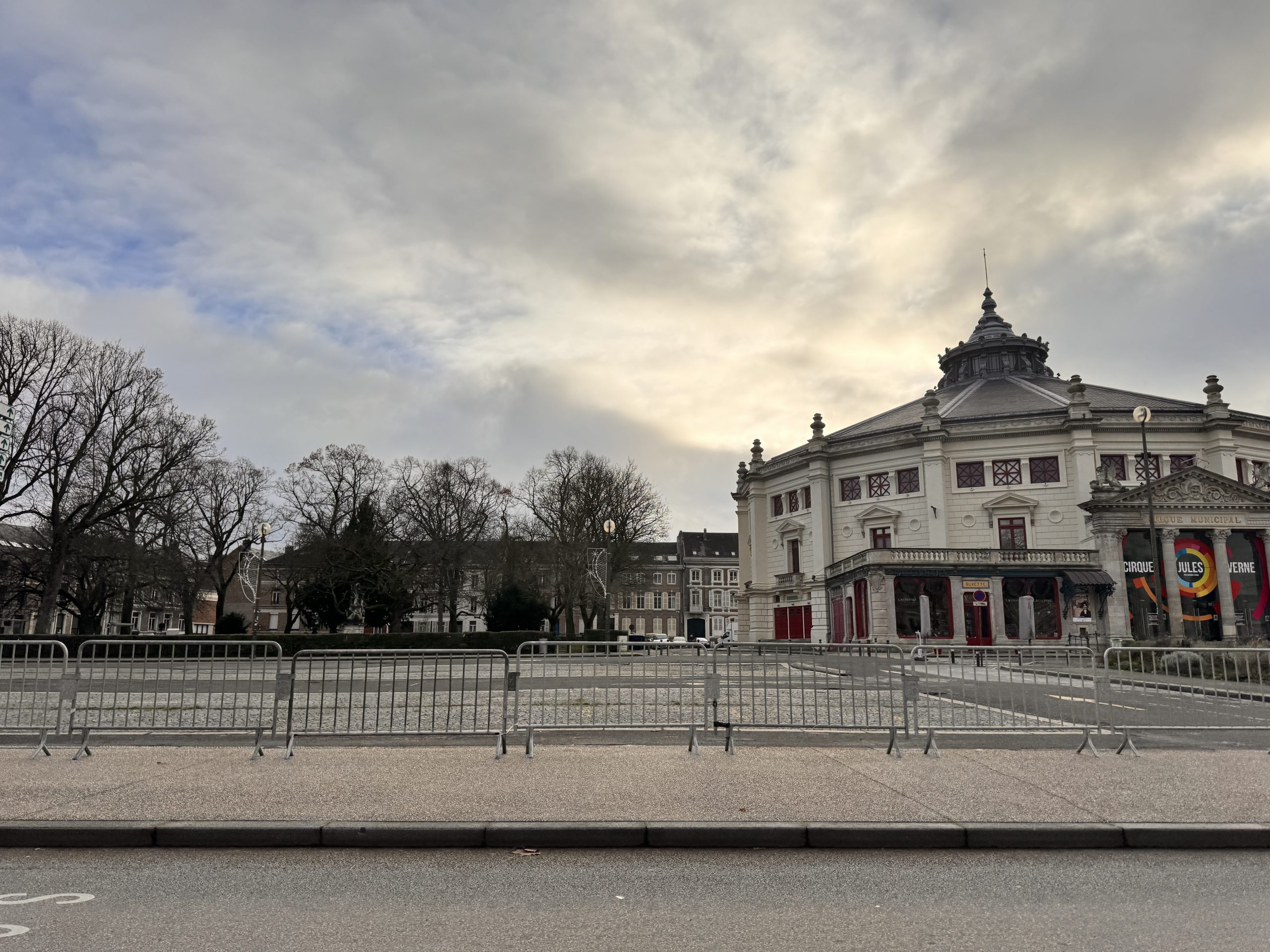 Lire la suite à propos de l’article Fermeture inadmissible du parking du cirque pendant le Marché de Noël d’Amiens