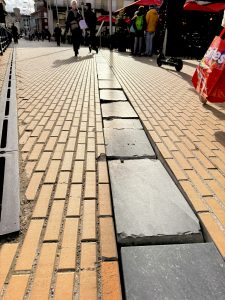 Lire la suite à propos de l’article La zone piétonne d’Amiens porte sur son dos le poids de 30 années de manque d’entretien et d’usure.
