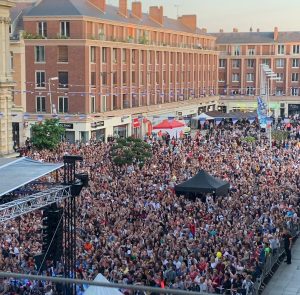 Lire la suite à propos de l’article Le bal du 13 juillet à Amiens : une tradition appréciée dans un espace à repenser