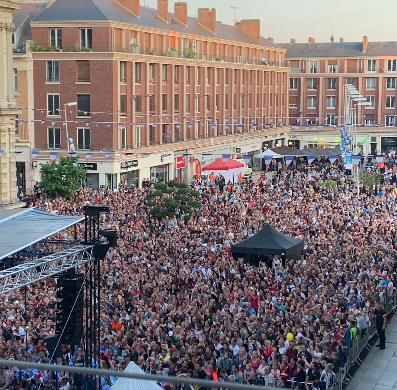 Lire la suite à propos de l’article Le bal du 13 juillet à Amiens : une tradition appréciée dans un espace à repenser