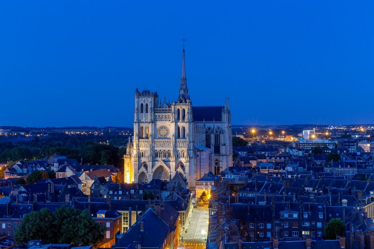 Lire la suite à propos de l’article Rendons sa lumière à la cathédrale d’Amiens : pour une mise en valeur nocturne de notre joyau gothique !